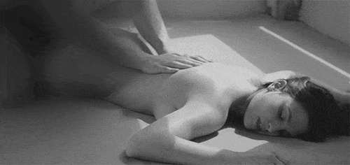 Achtsame, fließende Berührung bei der Yoni Massage