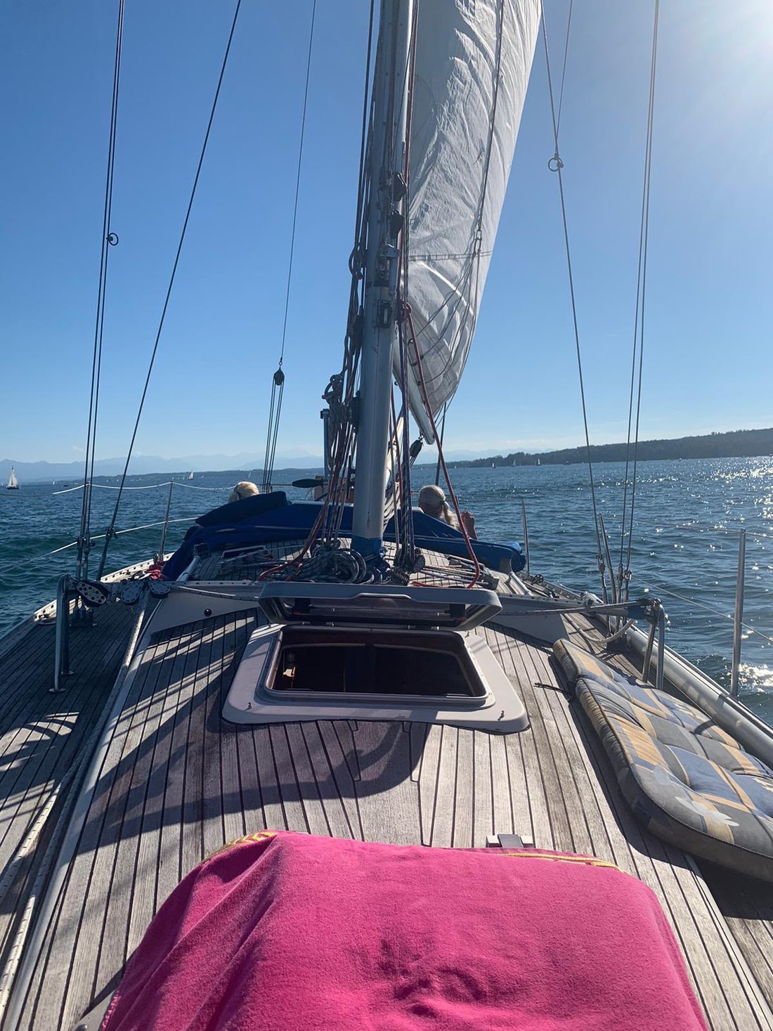Entspannen an Deck der Segelyacht