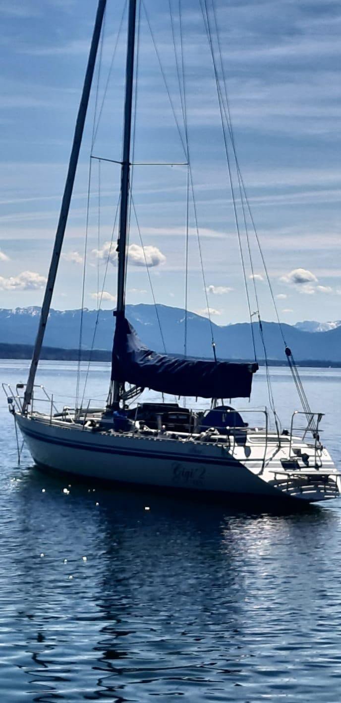 Segelyacht vor Anker am Starnberger See