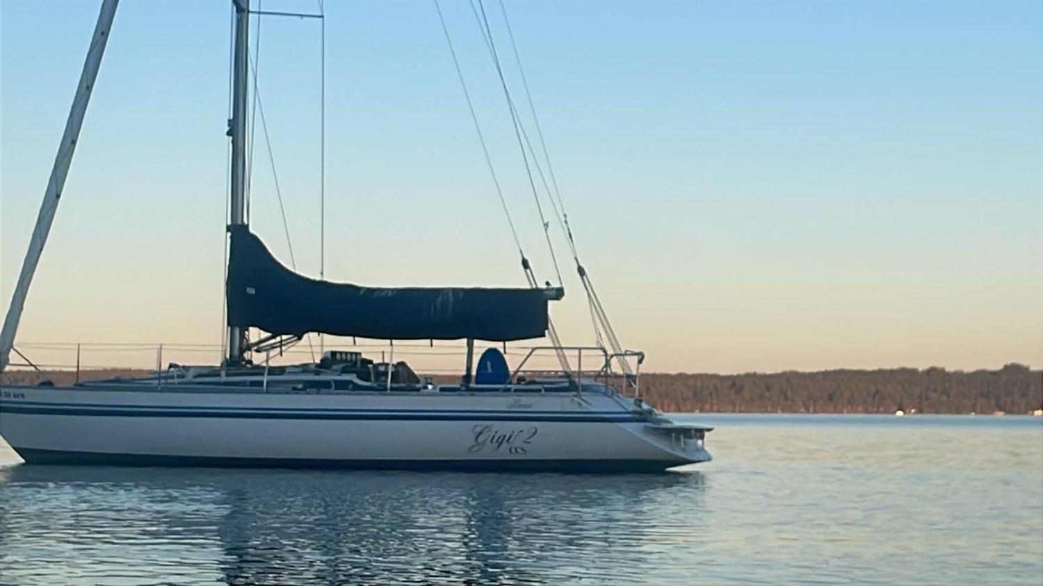 Segelyacht am Starnberger See bei Sonnenuntergang