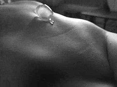 Sinnliches Temperaturspiel – kühles Eis auf warmer Haut bei der Tantra Massage